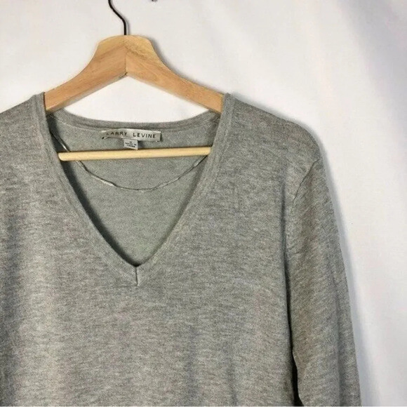 Larry Levine Light Gray V-Neck Button Sleeve Knit Sweater M - Picture 3 of 6